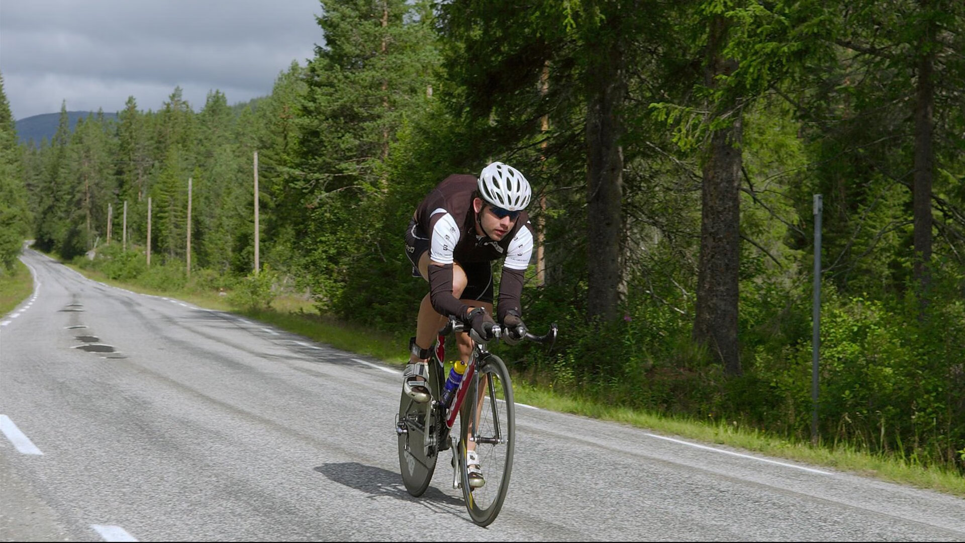 _比赛策略揭秘:如何应对强劲对手_,面对强劲的对手,我们找到缺点
