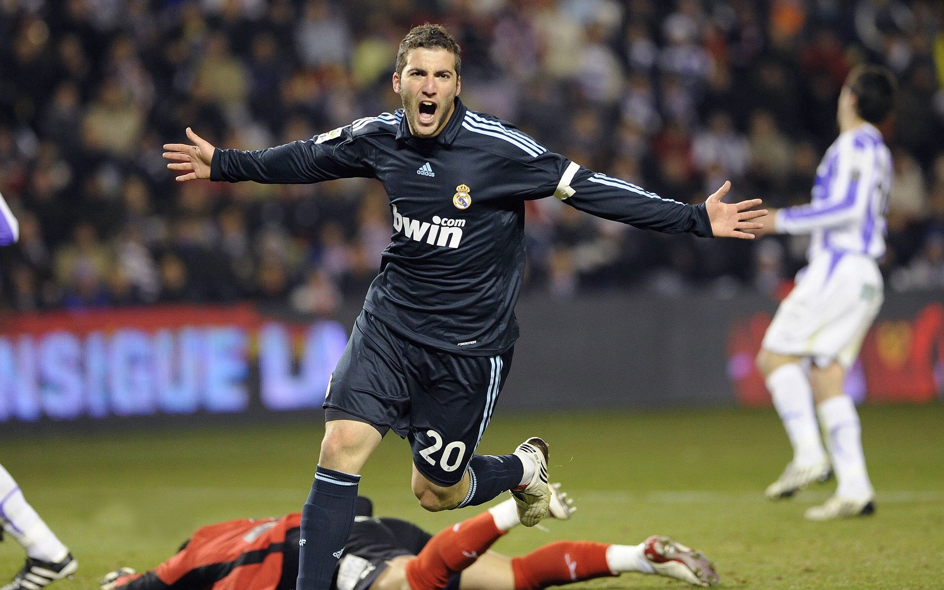 国足后场出球效率提升,进攻组织更顺畅,国足出线之后